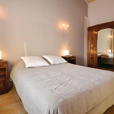 Vakantiehuis Five-bedroom In *