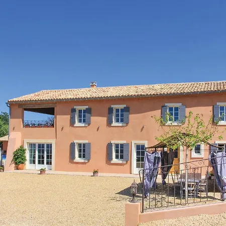 Vakantiehuis Five-bedroom In *
